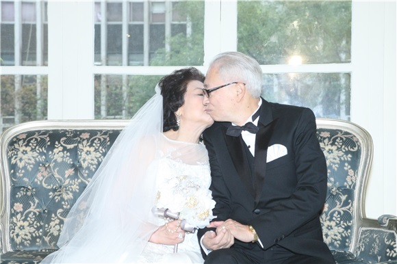 何润东与老婆和爸妈一起拍摄结婚周年纪念照