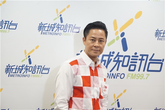 蔡一杰出席电台活动宣传自己的最新作品