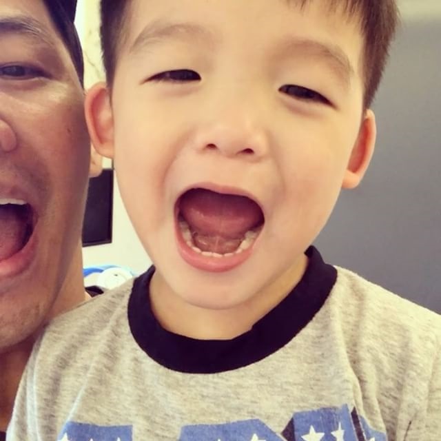 黑人与儿子开心互动 网友认为爸爸好烦