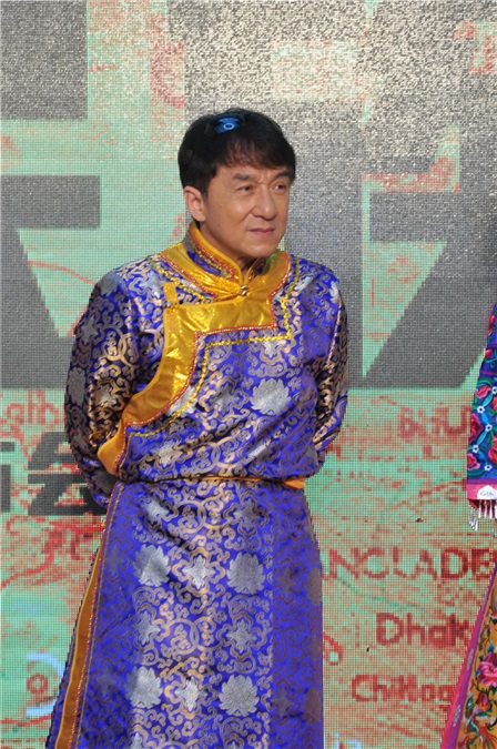 成龙《绝地逃亡》发布会「最炫民族风」跳舞卖萌 范冰冰变身「最美苗族小妹」