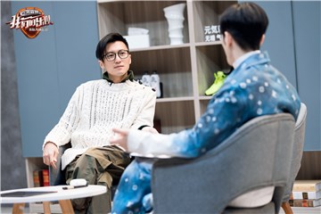 王俊凯深情壁咚谢霆锋，萧敬腾沦为电灯泡