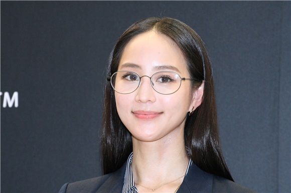 张钧甯出席aGape超轻量眼镜代言活动