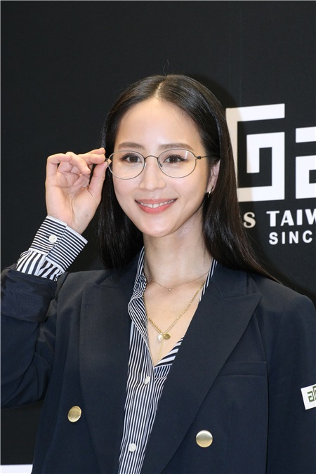 张钧甯出席aGape超轻量眼镜代言活动