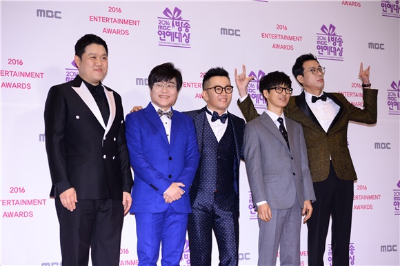 刘在石、HAHA、郑俊河等一同走上「2016 MBC放送演艺大赏」红毯