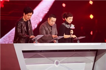 刘国梁与嘉宾一起出题
