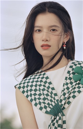 张婧仪夏日写真曝光 氧气感少女拥抱大自然
