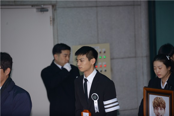 韩国SM娱乐旗下男团SHINee主唱金钟铉葬礼举行