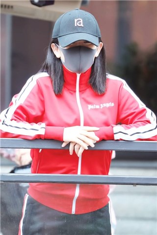 何炅开心晒快乐家族全家福 粉丝激动大呼:终於合体