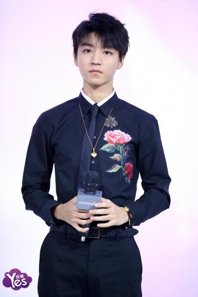 〈Yes 北京现场〉王俊凯全黑亮相变身玫瑰王子 暖笑卖萌尽显少年可爱本性