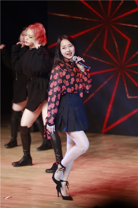 Kriesha Tiu办出道showcase 展华丽舞台表现力