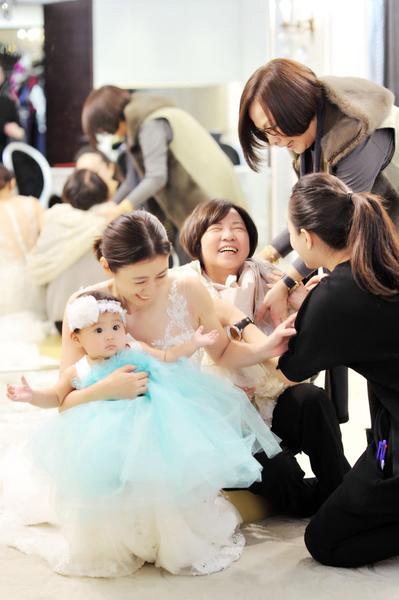 贾静雯咘咘试亲子婚纱 大小公主美呆众人