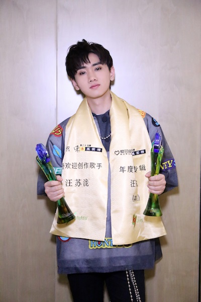 汪苏泷东方风云榜收割双项大奖 倾情演绎《南方有乔木》全英文插曲
