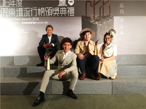 陈柏宇夺男歌手银奖 谢辞感动全场