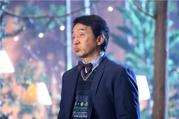 成龙拍《爱情老了》MV送记者情人节礼物