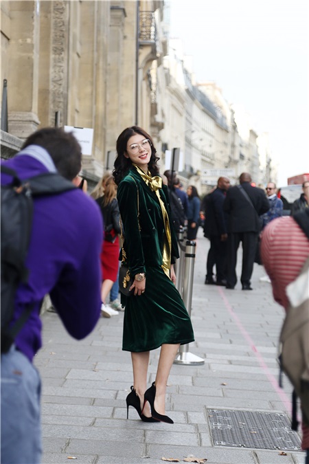 赵雅淇复古亮相chalayan秀场 精致女汉子穿越未来抢镜