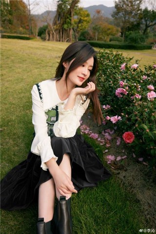 李沁置身绿意繁花间笑容治愈  针织背心搭半身裙清新养眼