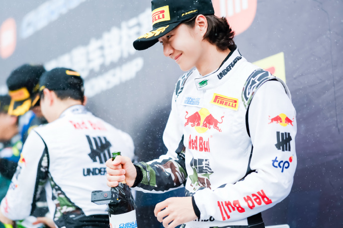 逆风完赛收获荣誉！王一博2026珠海超跑赛递补拿下GT3 AM+组别亚军