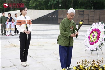 陈辰与杨根思的战友杨德盛一同祭拜先烈