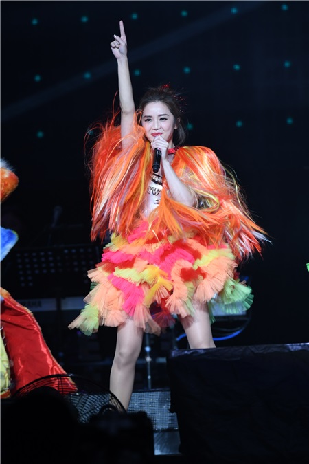 Twins上海演唱会万人大合唱 粉红闺蜜装仙女下凡