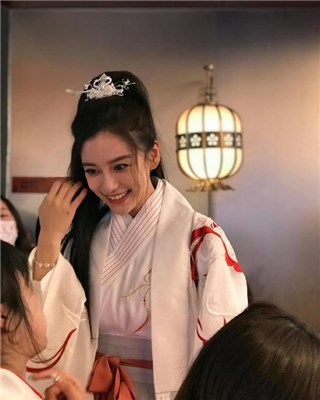 Angelababy元宵节穿汉服亮相生日会  请粉丝吃火锅热络畅聊