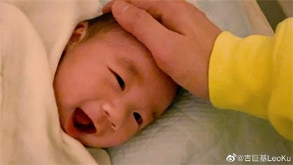 古巨基微博晒儿子正面照  Kuson吐舌软萌笑颜神复制老爸！