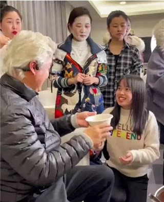 林瑞阳女员工单膝下跪领粥  网友：表情太过卑微