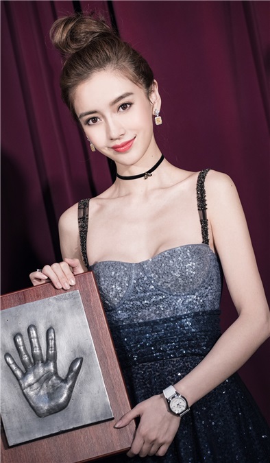 Angelababy现身香港杜莎夫人蜡像馆揭幕 俏皮伸手邀影迷互动