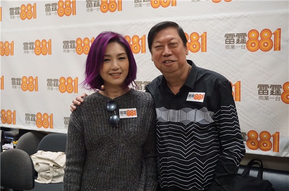 杨千嬅和吴雨出席电台的撷取活动