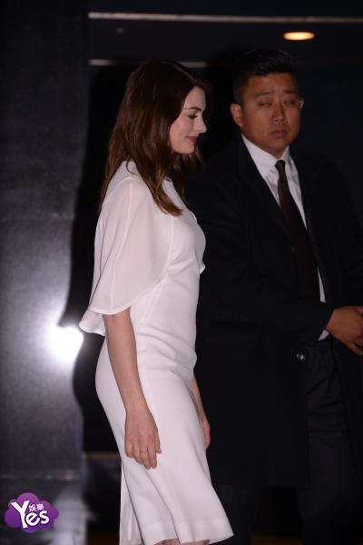 〈Yes 首尔现场〉安妮·海瑟薇白裙清新亮相 甜笑不断尽显优雅气质