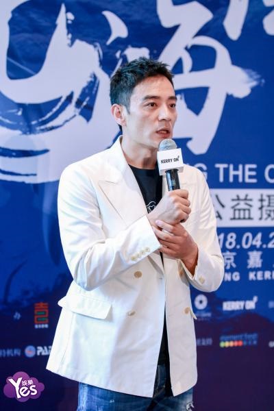 〈Yes 北京现场〉李光洁出席公益摄影展开幕式 与小朋友大跳「鲨鱼舞」