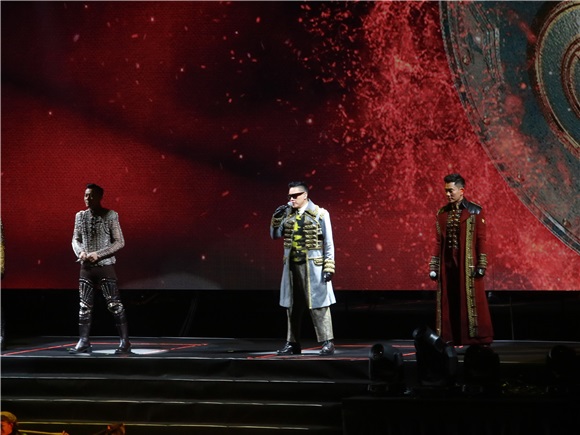 《男人帮演巡回唱会》澳门开锣 黄家强出场前忘拿话筒成笑柄1