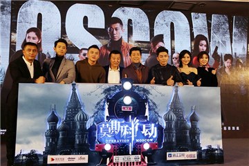 柳明明与夏雨等众主创合影