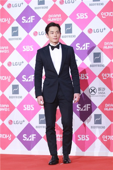 2016sbs演技大赏举行 朴信惠、李准基、IU、李敏镐等出席红毯