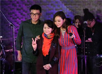 大和解！？张靓颖牵手母亲冯柯合影 张母将主动撤诉