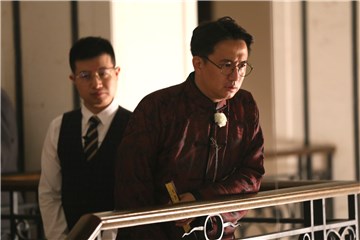 黄磊观察房间里的一举一动