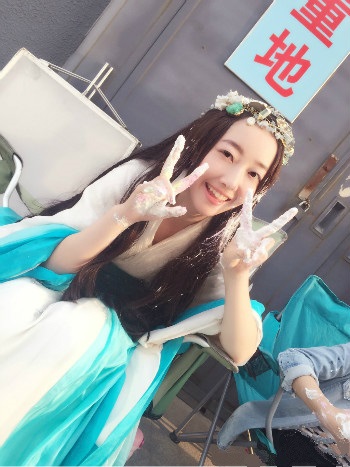 蒋梦婕晒九宫格自拍发福利 网友:美翻了,求嫁