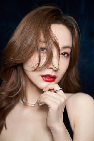 吴昕鱼鳞色亮片抹胸裙 好像出逃的人鱼公主