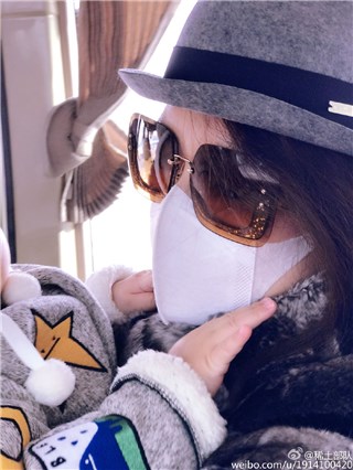 章子怡斥北京雾霾抱女儿「飞」走 网友：有钱任性