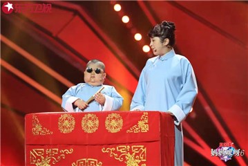 刘丹和儿子表演相声