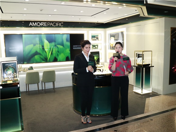 锺楚红出席时代广场AMOREPACIFIC概念店开幕活动