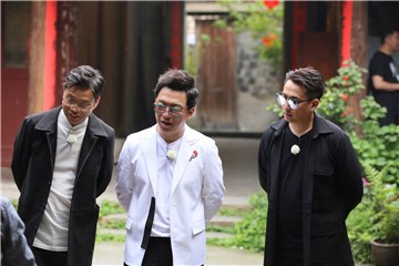 成员们在老宅