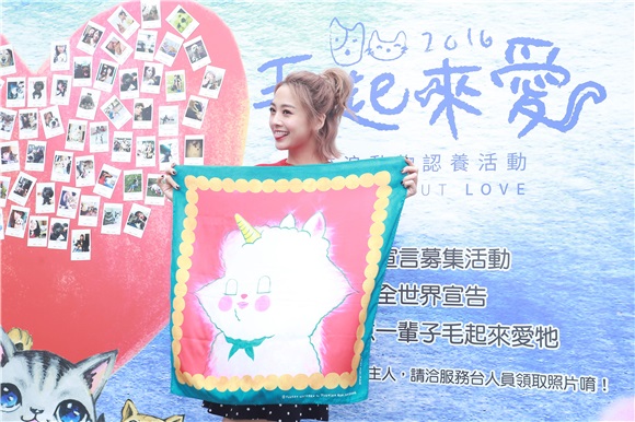 鬼鬼吴映洁出席流浪动物认养活动