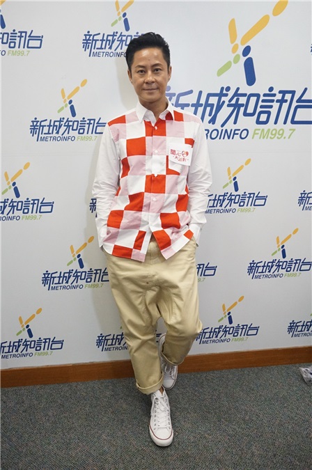 蔡一杰出席电台活动宣传自己的最新作品