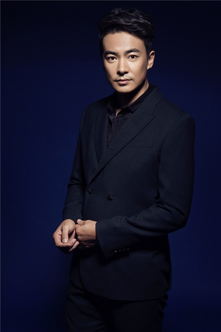 於波精致正装养眼吸睛 颜值逆生长展熟男魅力
