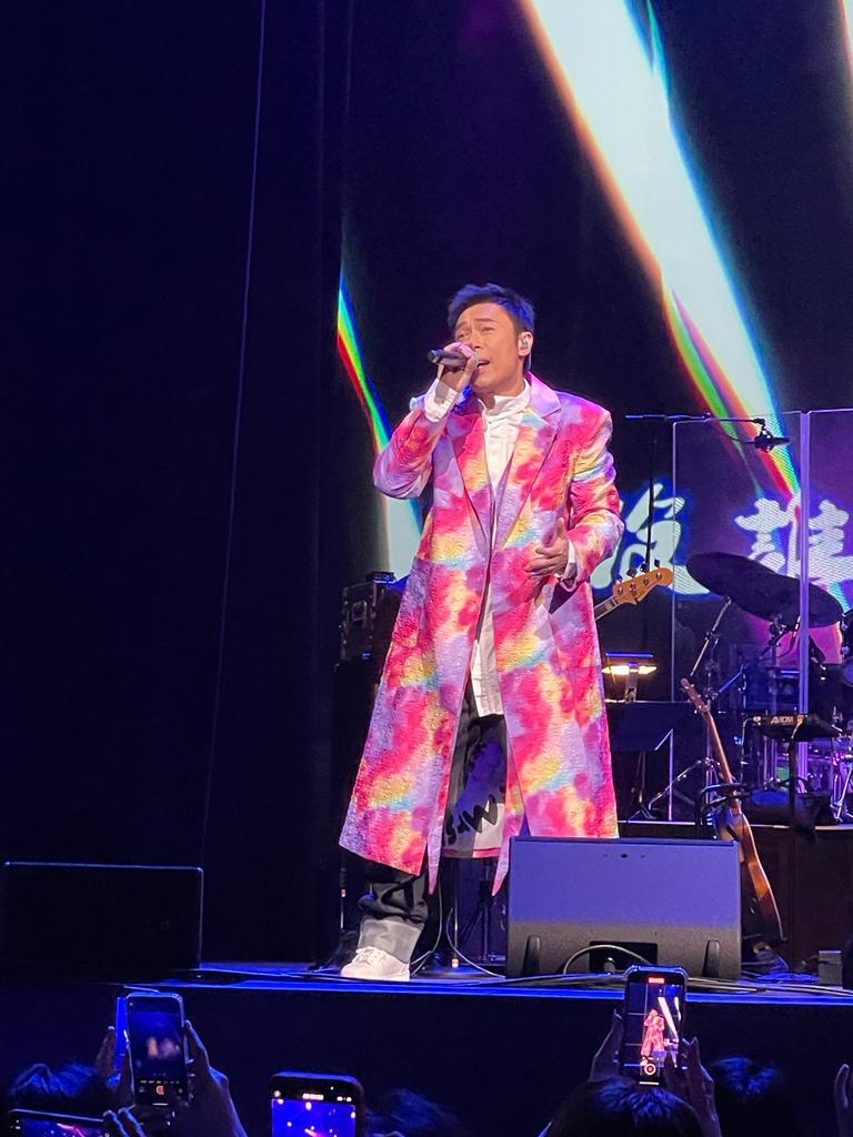 许志安《HUMAN LIVE》演唱会洛杉矶站 自弹自唱《真的爱你》庆母亲节