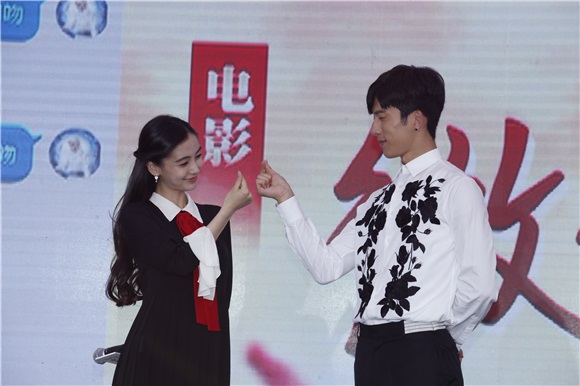 Angelababy与井柏然借位拥吻比爱心 呲牙咧嘴小表情不断一脸暧昧
