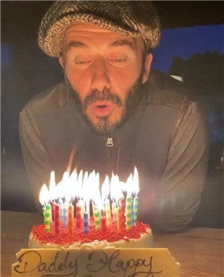 贝克汉姆庆45岁生日 陪儿子打电动享天伦乐