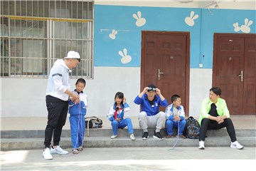 成员们和孩子们在一起