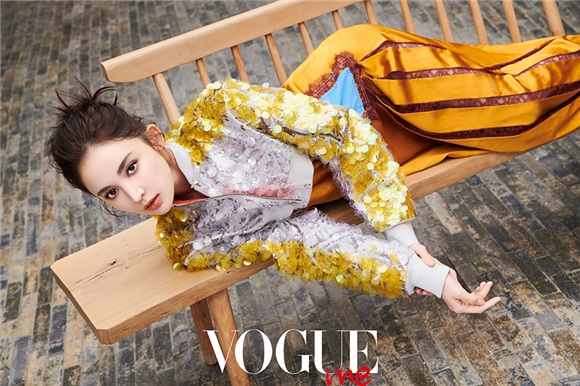古力娜扎绝美写真曝光 解锁戏剧角色女总裁vs.职场女