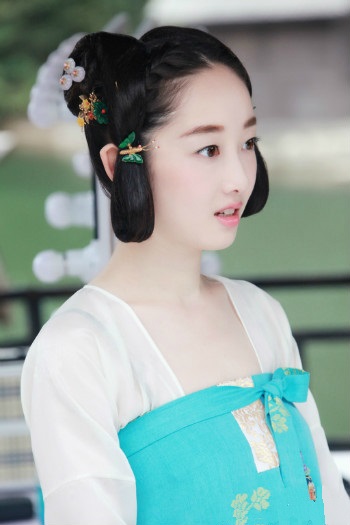 蒋梦婕晒九宫格自拍发福利 网友:美翻了,求嫁
